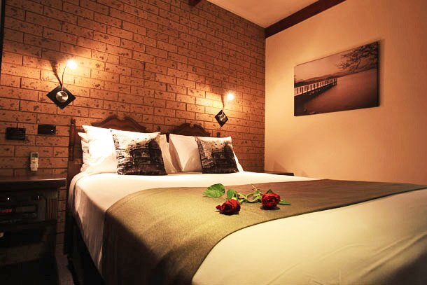 Queen suite at Bell Tower Motor Inn