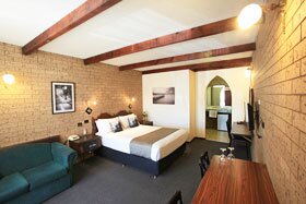 Queen Suite at Bell Tower Motor Inn
